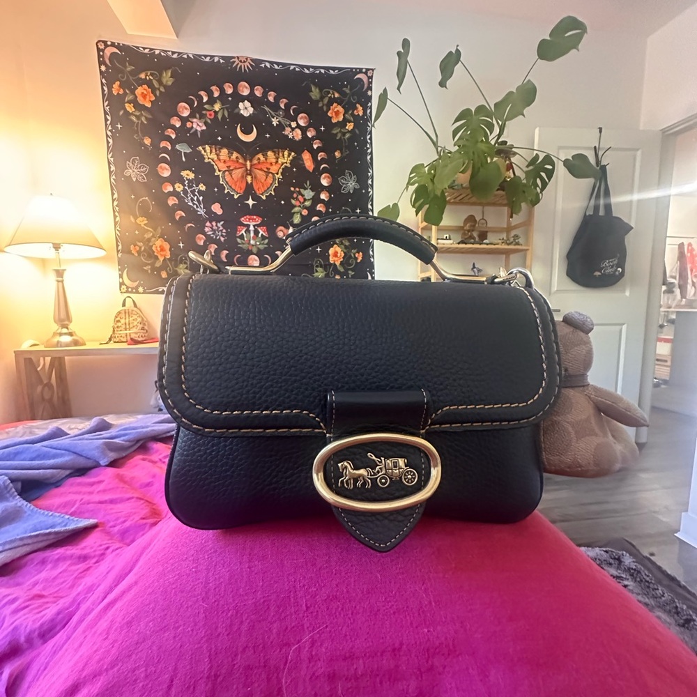 Coach Retail Soft Riley 22